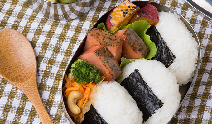 ふんわりソーセージケーキのおにぎり弁当