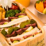 パストラミビーフと極上ベーコンの豪華サンドイッチ弁当