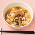 このコクがたまらない!鶏いぶし手羽の酸辣湯(サンラータン)