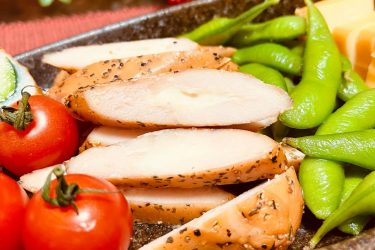 広がる燻製の香りとチーズのコク。ささみ肉の概念が変わる一品