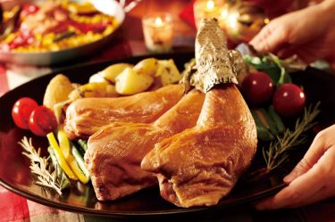 長時間かけて造る燻製工房の「クリスマスチキン」