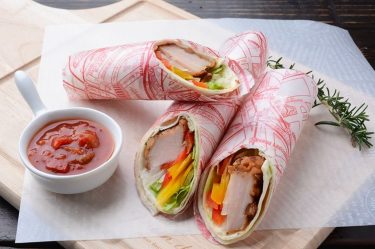 そのままでも、切っても、包んでも　ナッツスモークチキンバーのお召し上がり方